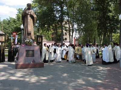 Крестный ход у памятника свт. Николаю Чудотворцу